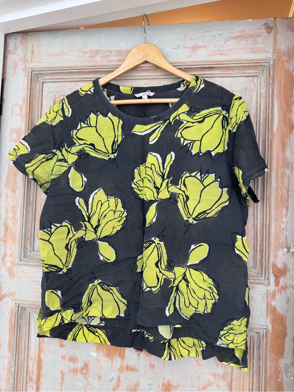 GAP short sleeve top - charcoal with Lime Floral Print. GUC